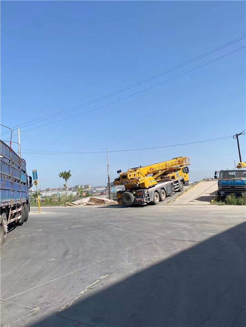 宁蒗25吨吊车的租赁价格大概是多少？