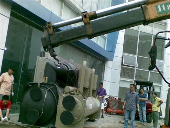 宁蒗随车吊和汽车吊的核心区别是什么？哪种更省钱？